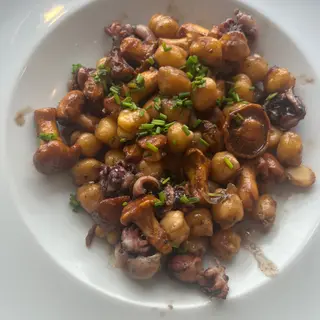 Salteado de garbanzos con calamarcitos de playa