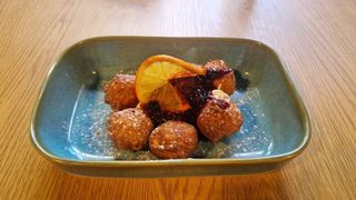 Gogosi de casa cu dulceata de zmeura si smantana