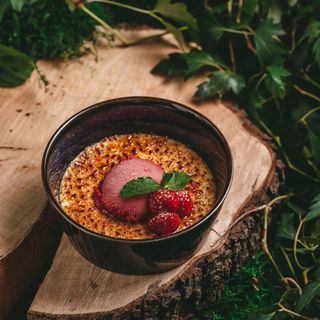 Базиликовое крем-брюле с малиновым сорбетом