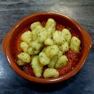 Bolitas de bacalao rebozadas con una base de pisto