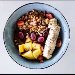Coconut-mango smoothie bowl
