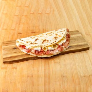 Piadina con speck Trentino, provola affumicata, brie, maionese bio