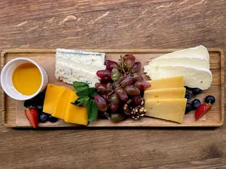 Плато свіжих та витриманих Сирів з Горіхами та Виноградом (340g)