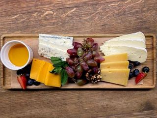 Плато свіжих та витриманих Сирів з Горіхами, Ягодами та в’яленими Фруктами (340g)