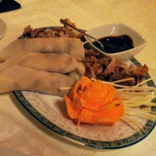 Pato laqueado pekinés con crepes