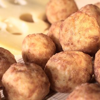 Meniu Bulete cascaval + 1 sos GRATIS