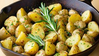 Cartofi proaspeti fierti