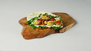 პიტა ბოსტნეულით და ბეშამელის სოუსით