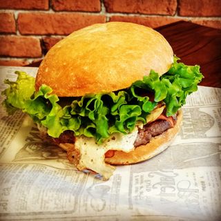 hamburguesa completa con bacon y huevo