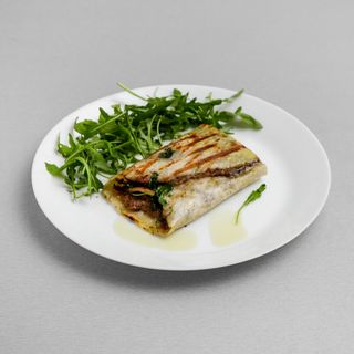 Piadina farcita con tritato di cavallo, rucola, mortadella e formaggio