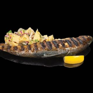 Пъстърва на скара с топла картофена салата и сос﻿