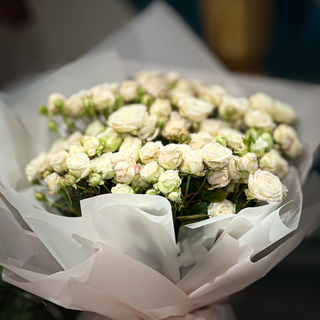 Букет KUSIO з кущової кремової троянди першого сорту