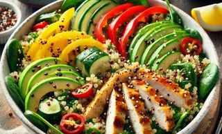 INSALATA DELLA CASA CON POLLO,QUINOUA E AVOCADO
