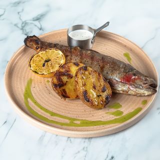 Форель на гриле с картофелем