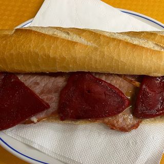 Bocadillo lomo con pimientos