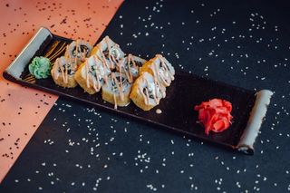 Қуырылған албырт қосылған темпура роллы/Ролл "Темпура" с жареным лососем 