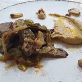 Свински език с праз лук, хумус и печен чесън (200г)