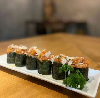 Gunkan Tartar Salmón