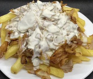 Patatas fritas con salsa de yogur