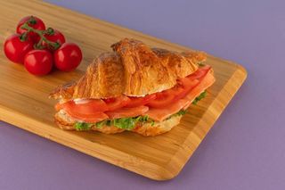 Круассан с лососем