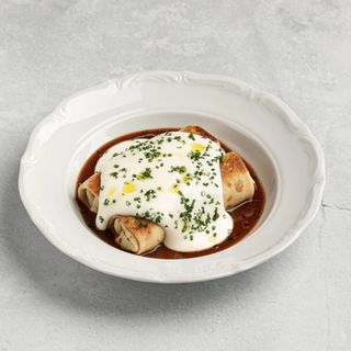 Блины с мясным рагу, мясной соус, мусс пармезан