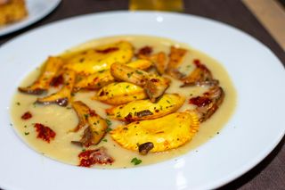 Ravioli ai porcini, fave e 'nduja