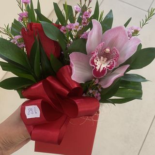 Cutie mică cu trandafir și orhidee 