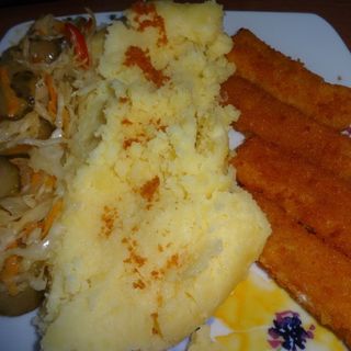 5 szt paluszki rybne, ziemniaki, surówka