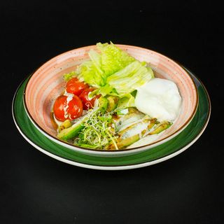 Авокадо гриль з сирним соусом та томатами