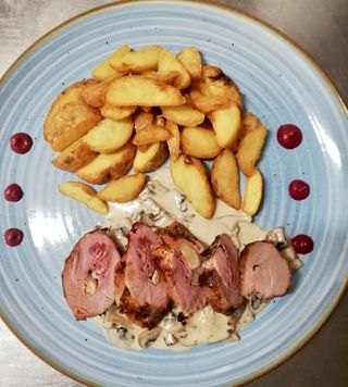 Mușchiuleț de porc cu sos de ciuperci și cartofi la cuptor