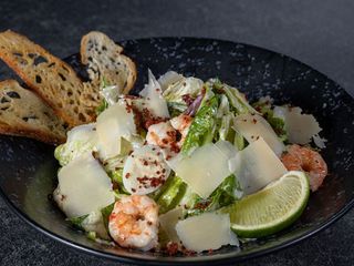 Салат Цезар з лангустинами