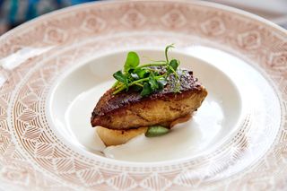 Гъши дроб с поширана круша, ябълка и вишни (150г)