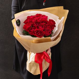 Букет з 15 червоних троянд у крафтовому упакуванні