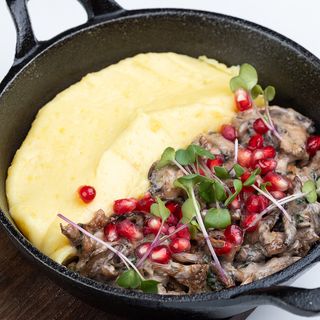 თაშმიჯაბი ხის სოკოთი ალუბლის და ბროწეულის სოუსით