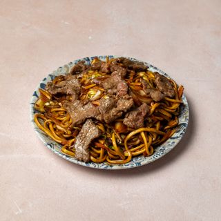Prženi rezanci sa teletinom, povrćem i jajima 牛肉炒面