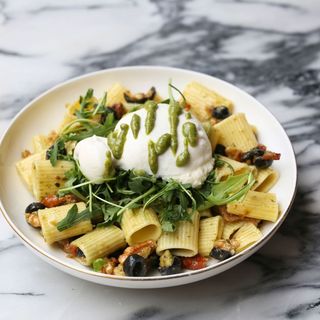 Ensalada de pasta y burrata