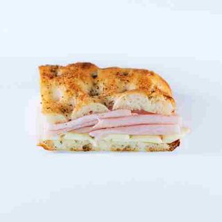 Le Parisien: Bagheta, emmentaler, salata creata, prosciutto cotto, crema de branza, castraveti murati.