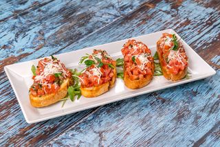 Bruschete cu rosii si busuioc