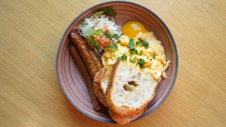 Скрэмбл с колбасками и квашеной капустой