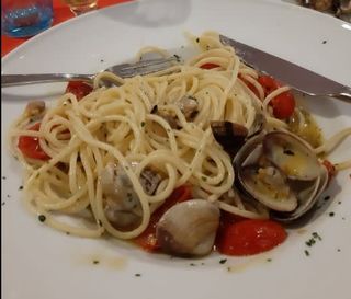 Spaghetti alle vongole veraci con datterini
