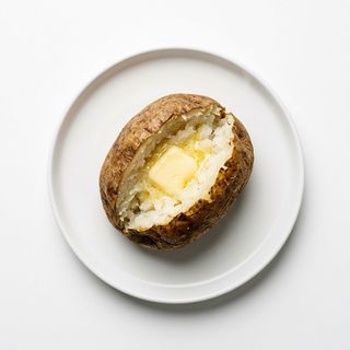 Patata al horno con mantequilla