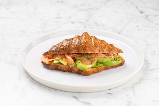 Croissant de Salmão Fumado, Queijo Creme e Abacate