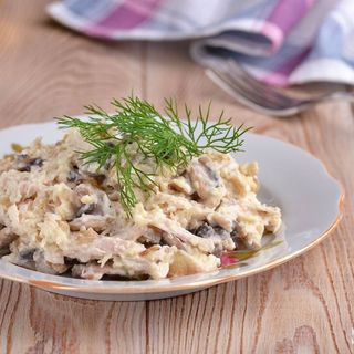 Теплый салат с курицей, грибами и твердым сыром