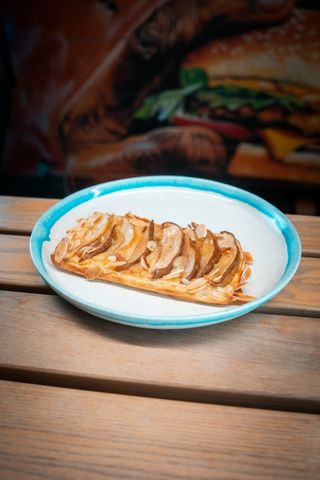 Слойка з грушею та сиром брі