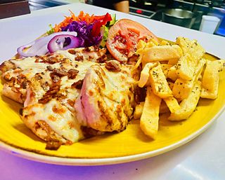 Bifinhos de Frango Gratinados com Queijo e Bacon