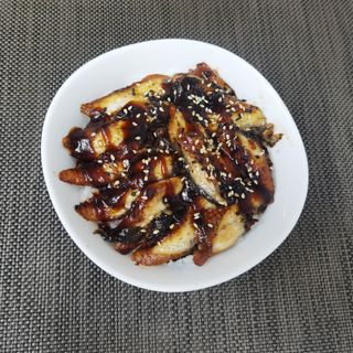 Chirashi anguila asada