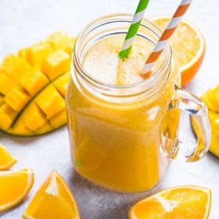 Zumo de mango y naranja