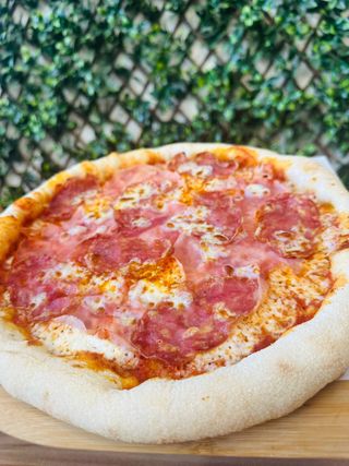 Pizza Philadelphia bomb (marginea umpluta)