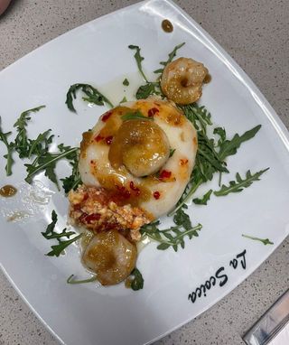 Calamar umplut cu legume si branza feta insotit de creveti