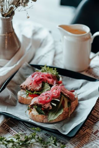 Bruschette cu roast beef și legume